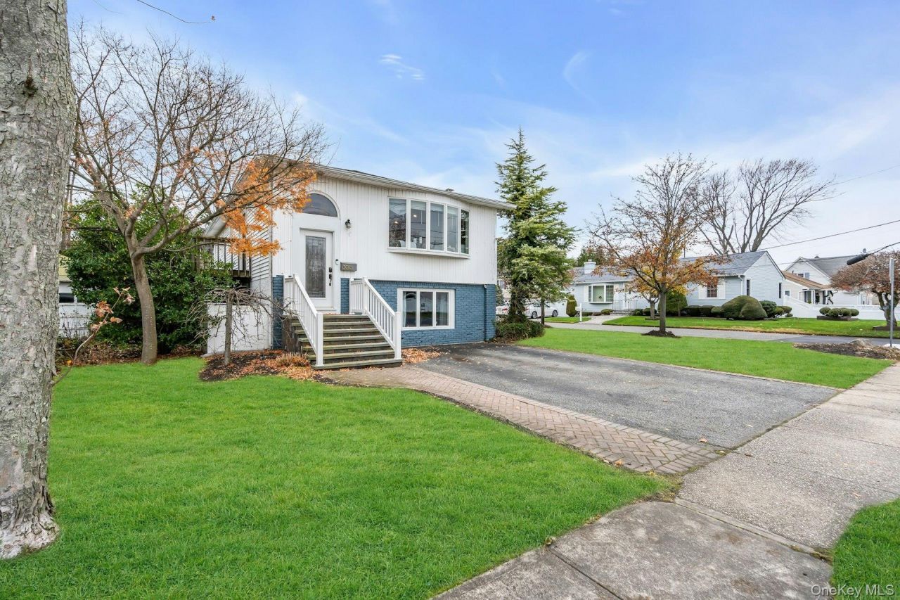 300 Center Bay Drive, West Islip, NY 11795 Main Photo