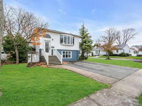 300 Center Bay Drive, West Islip, NY 11795