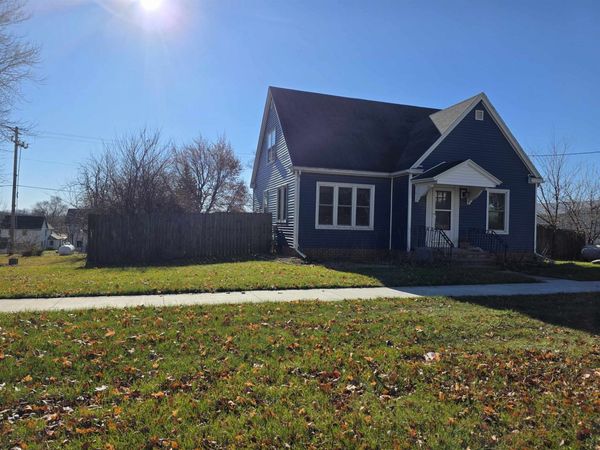 305 W Main Street, Wyoming, IA 52362