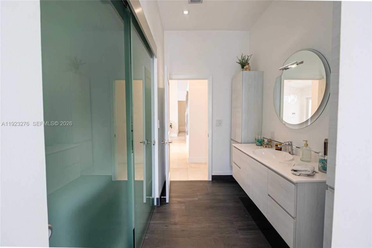 9895 NW 28th Ter, Doral, FL 33172 Photo