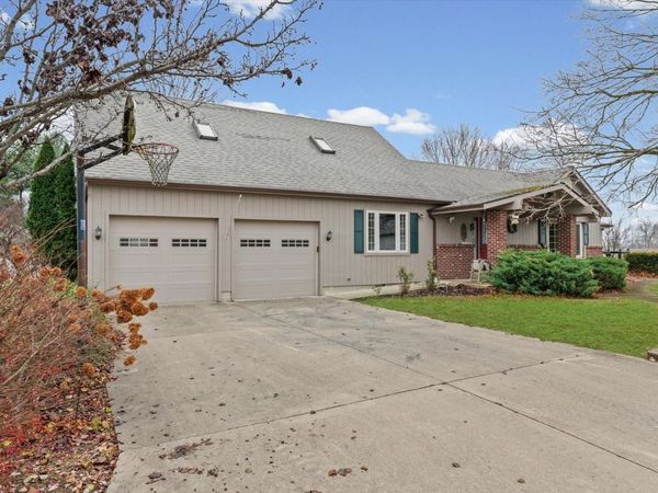 15742 Moody Road, Oakland, IL 61943