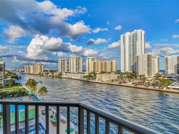 800 Parkview Dr, Unit 821, Hallandale Beach, FL 33009