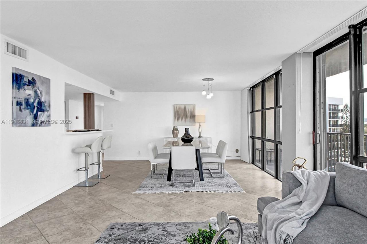 800 Parkview Dr, Unit 821, Hallandale Beach, FL 33009 Photo