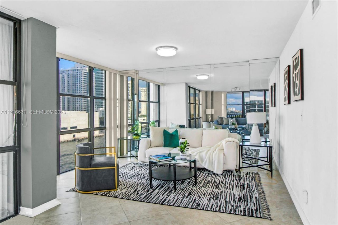 800 Parkview Dr, Unit 821, Hallandale Beach, FL 33009 Photo