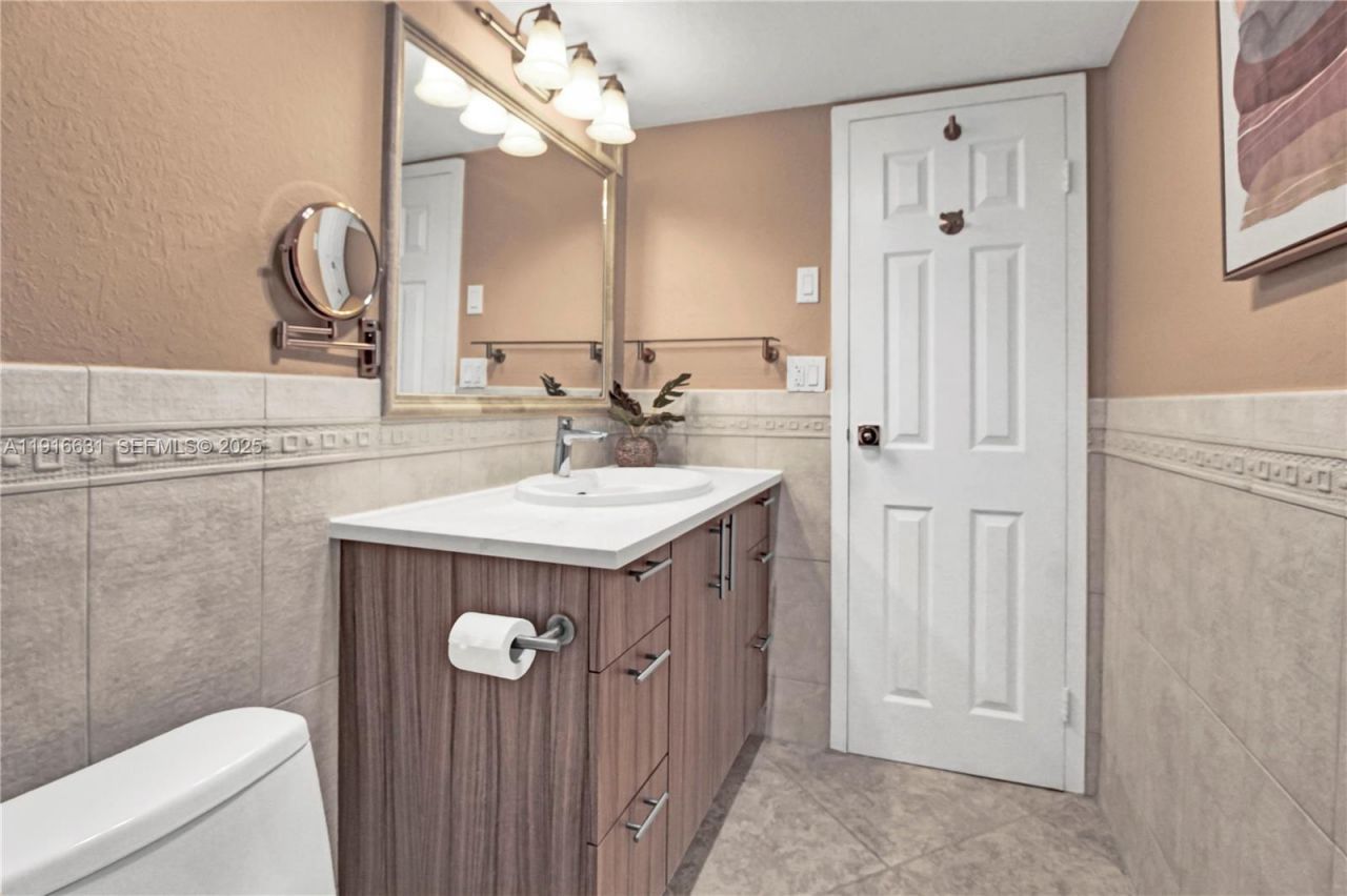 800 Parkview Dr, Unit 821, Hallandale Beach, FL 33009 Photo