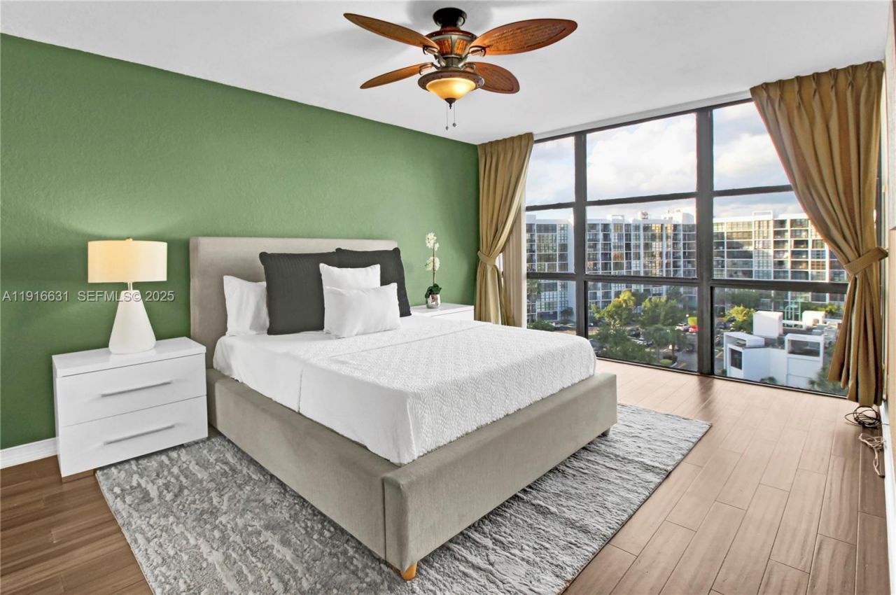 800 Parkview Dr, Unit 821, Hallandale Beach, FL 33009 Photo