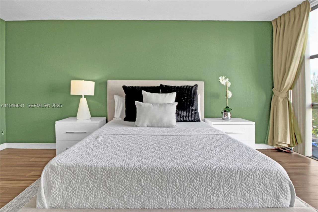 800 Parkview Dr, Unit 821, Hallandale Beach, FL 33009 Photo