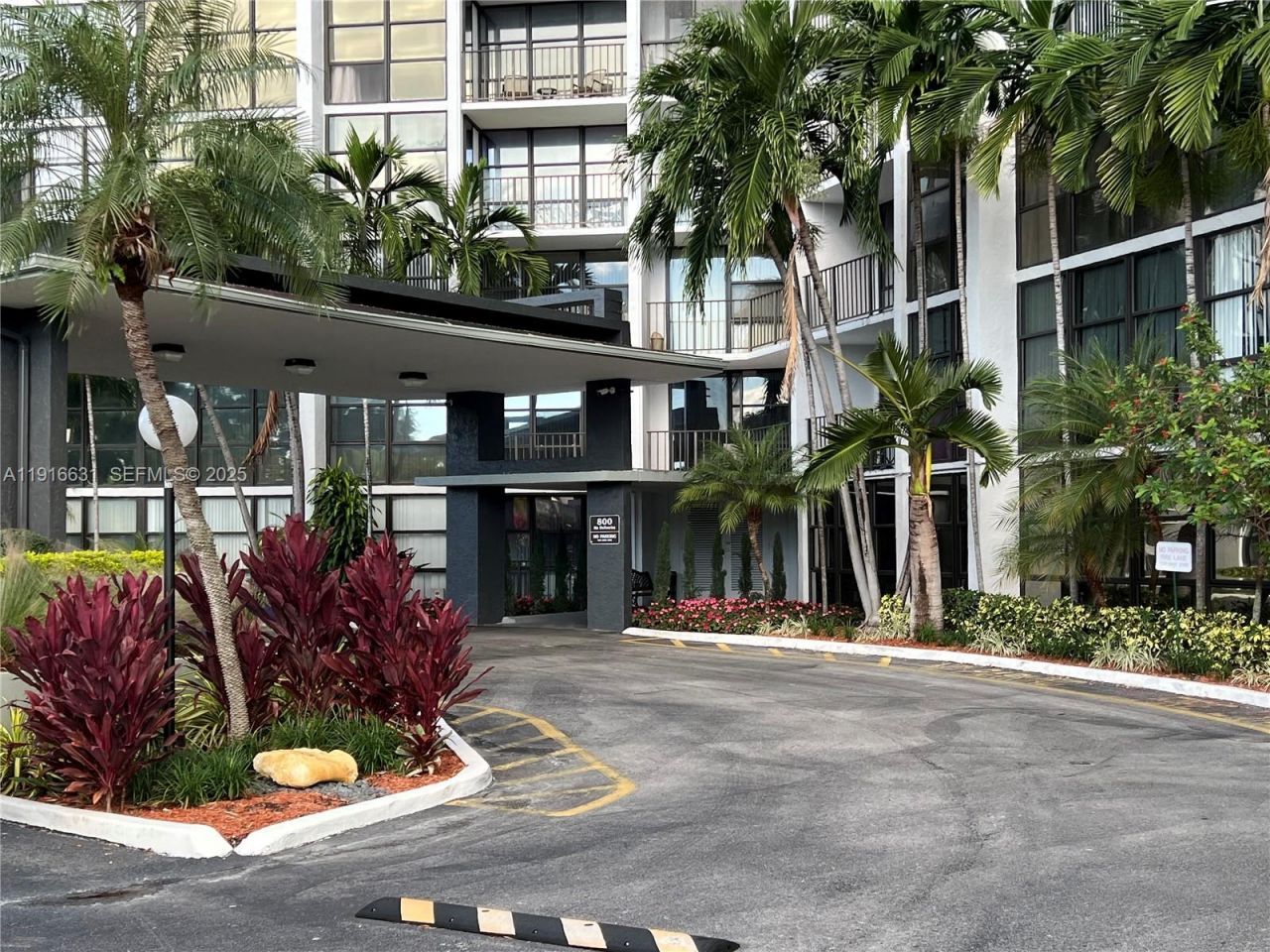 800 Parkview Dr, Unit 821, Hallandale Beach, FL 33009 Photo