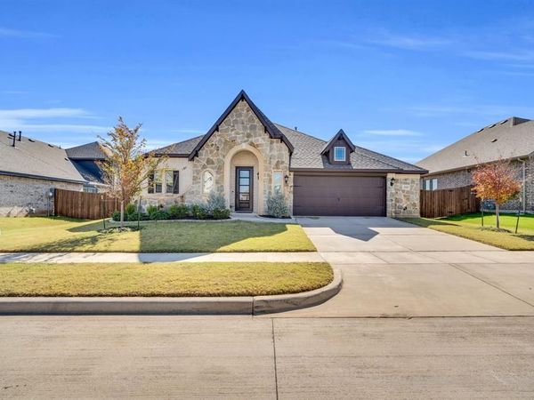 208 Claywood Drive, Glenn Heights, TX 75154