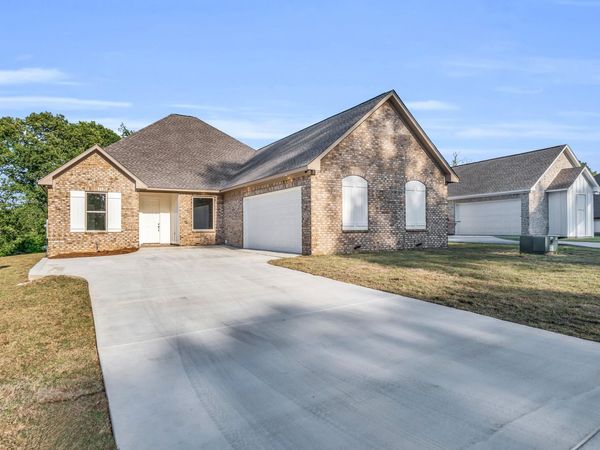 216 E Briar Lake Dr, Starkville, MS 39759