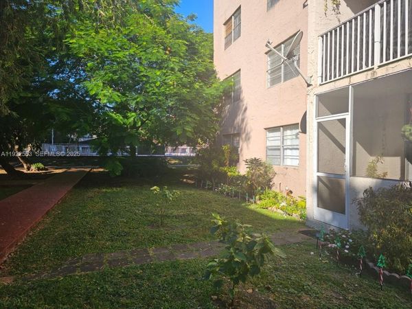 8411 NW 8th St, Unit 111, Miami, FL 33126