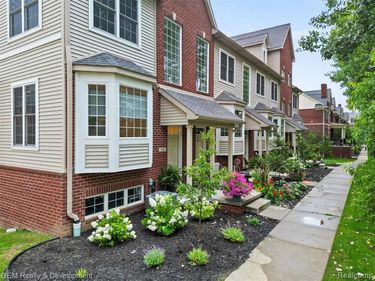 551 VILLAGE Lane, Milford Vlg, MI 48381