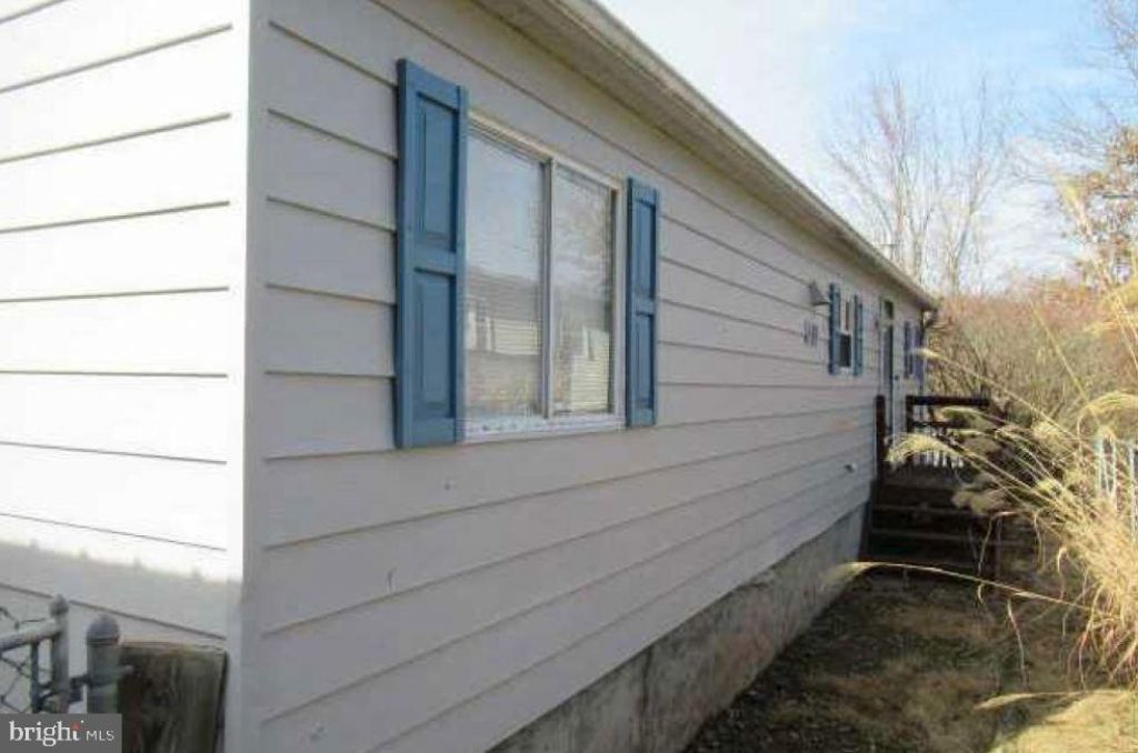 2524 BLACKS LANE, NEW KENSINGTON, PA 15068