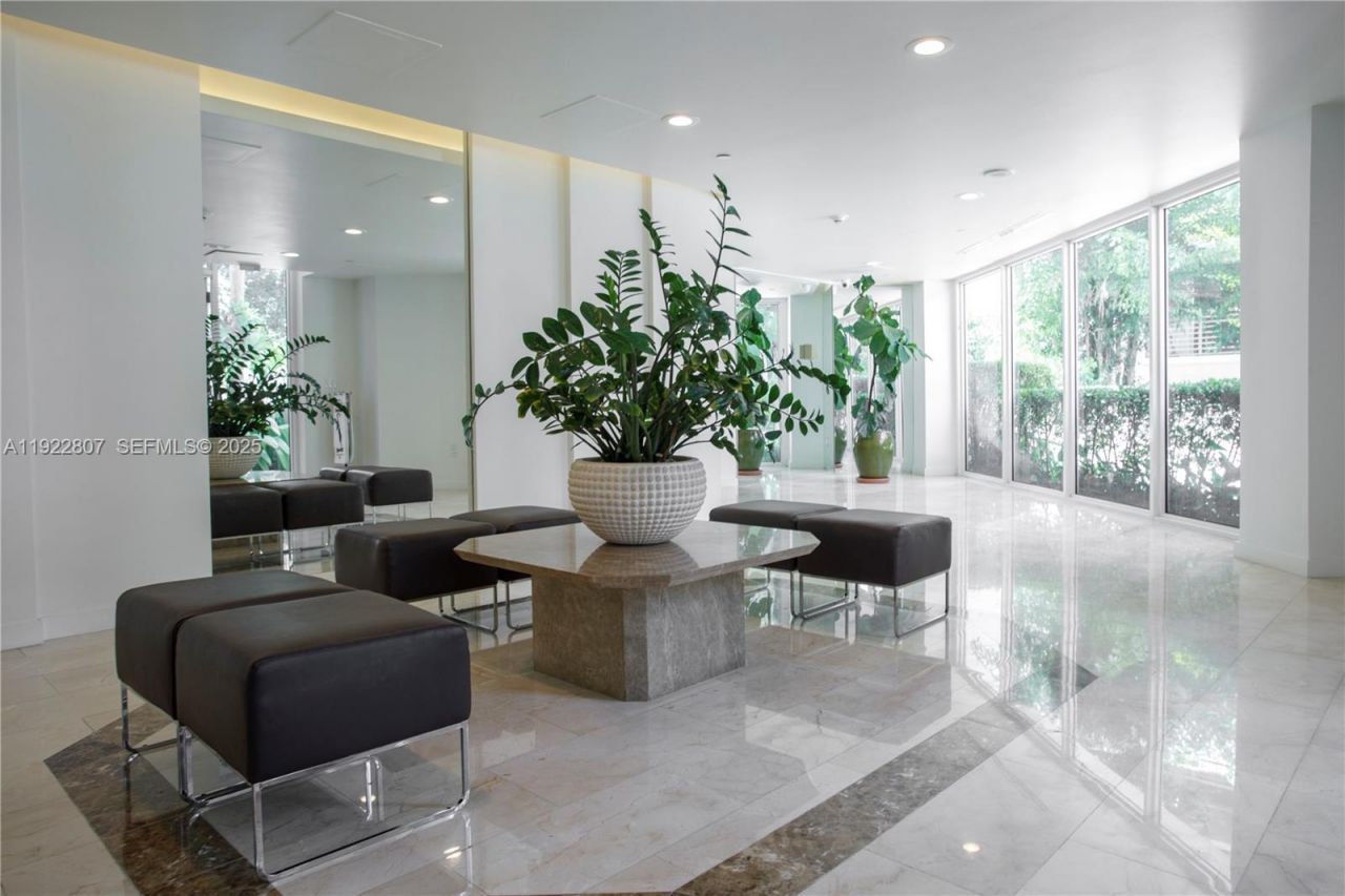 1621 Bay Rd, Unit 807, Miami Beach, FL 33139 Photo