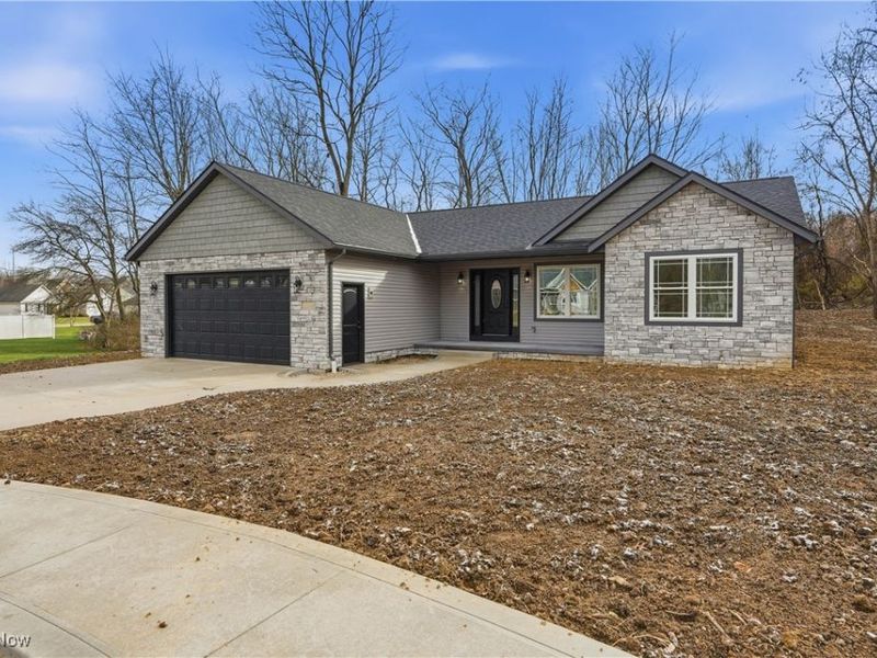 2630 Squirrel Hollow Street NE, Canton, OH 44704 Photo 2