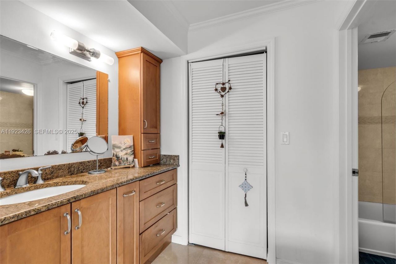 255 Galen Dr, Unit 2E, Key Biscayne, FL 33149 Photo