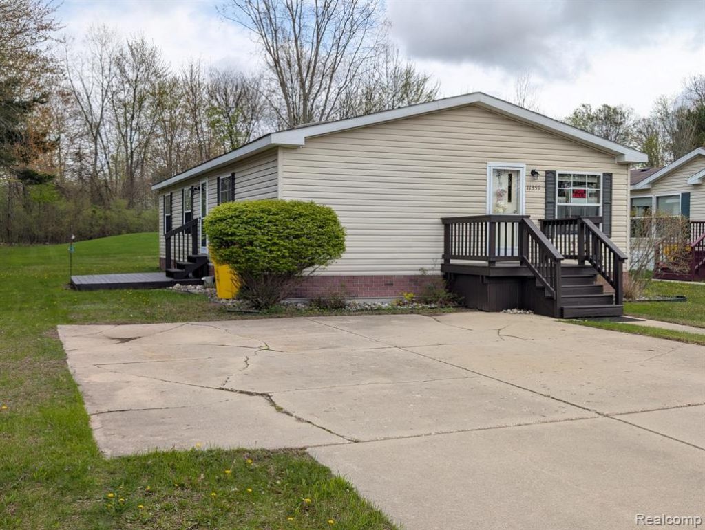 11359 Lake Drive, Fenton, MI 48430 Main Photo