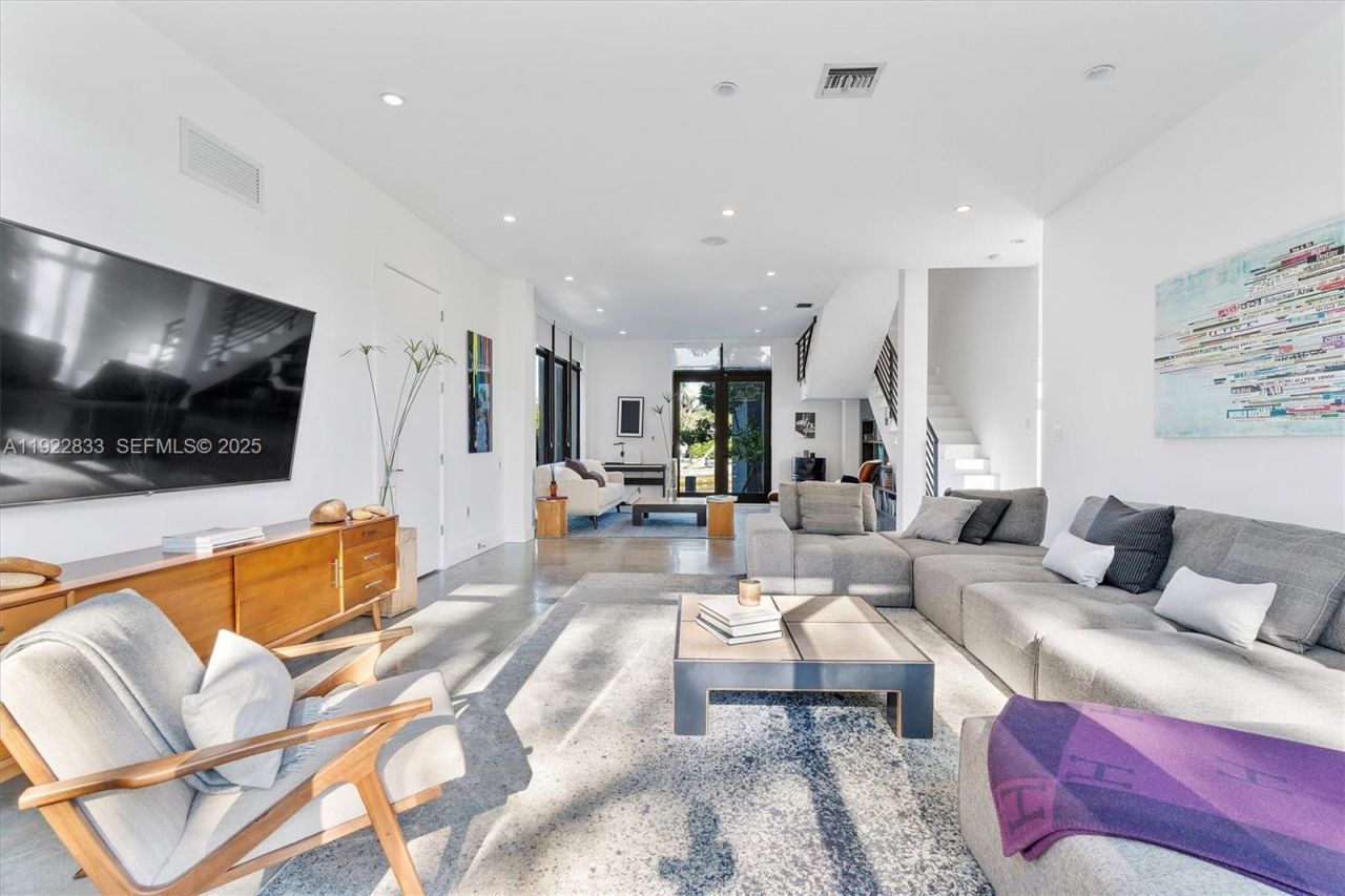 1009 NE 104th St, Miami Shores, FL 33138 Photo