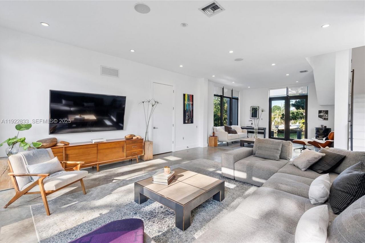 1009 NE 104th St, Miami Shores, FL 33138 Photo