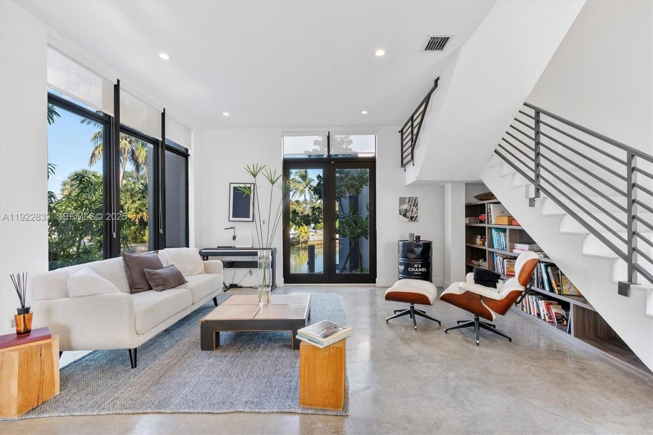 1009 NE 104th St, Miami Shores, FL 33138 Photo