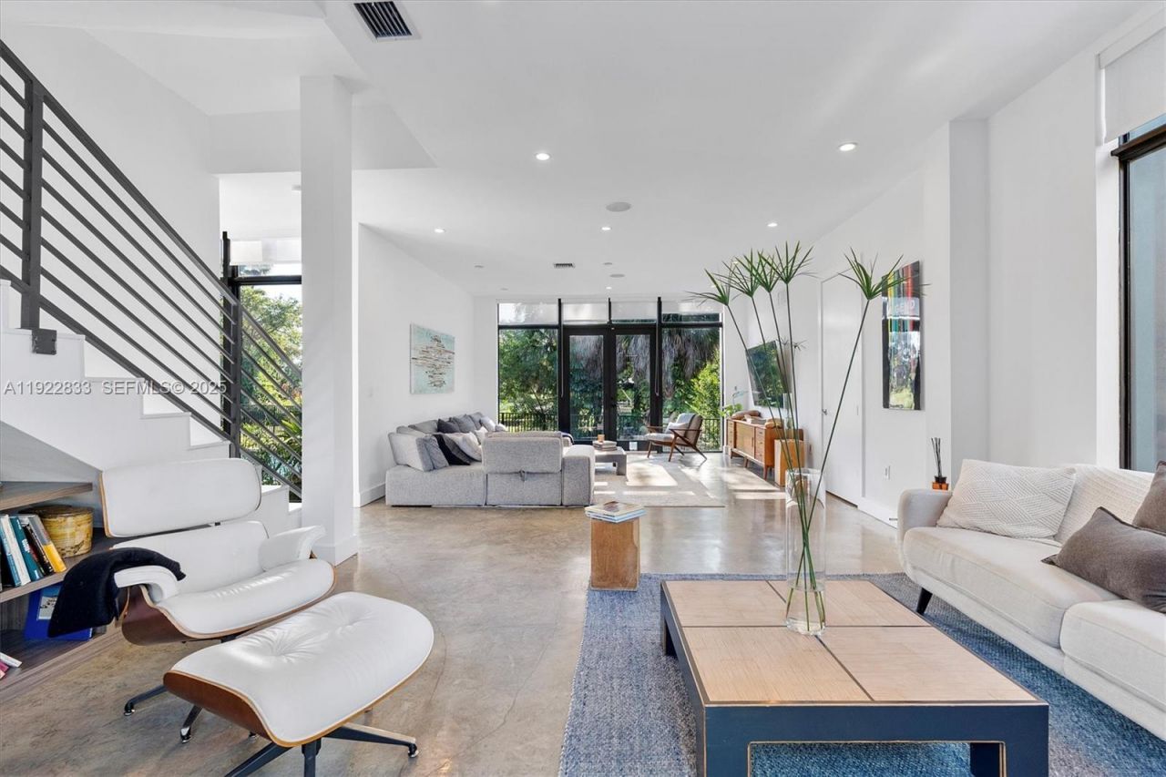 1009 NE 104th St, Miami Shores, FL 33138 Photo