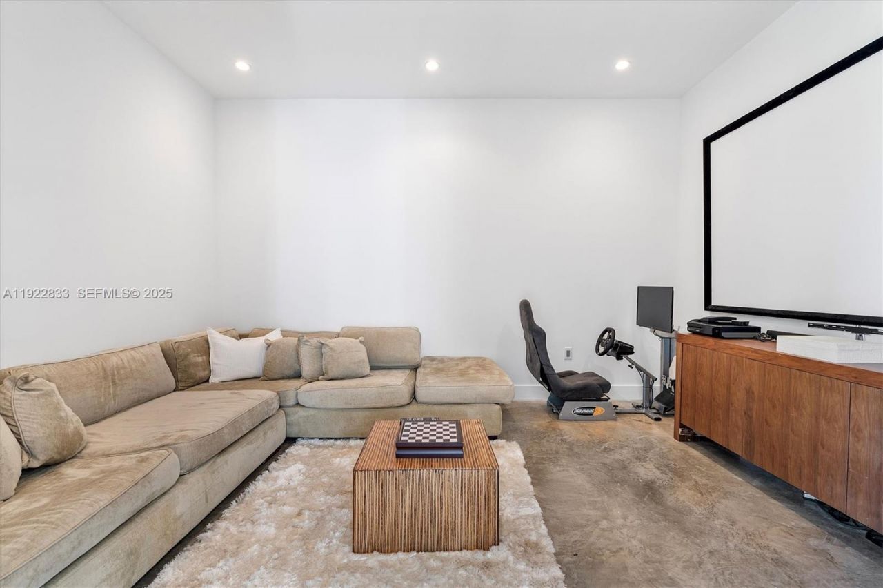 1009 NE 104th St, Miami Shores, FL 33138 Photo