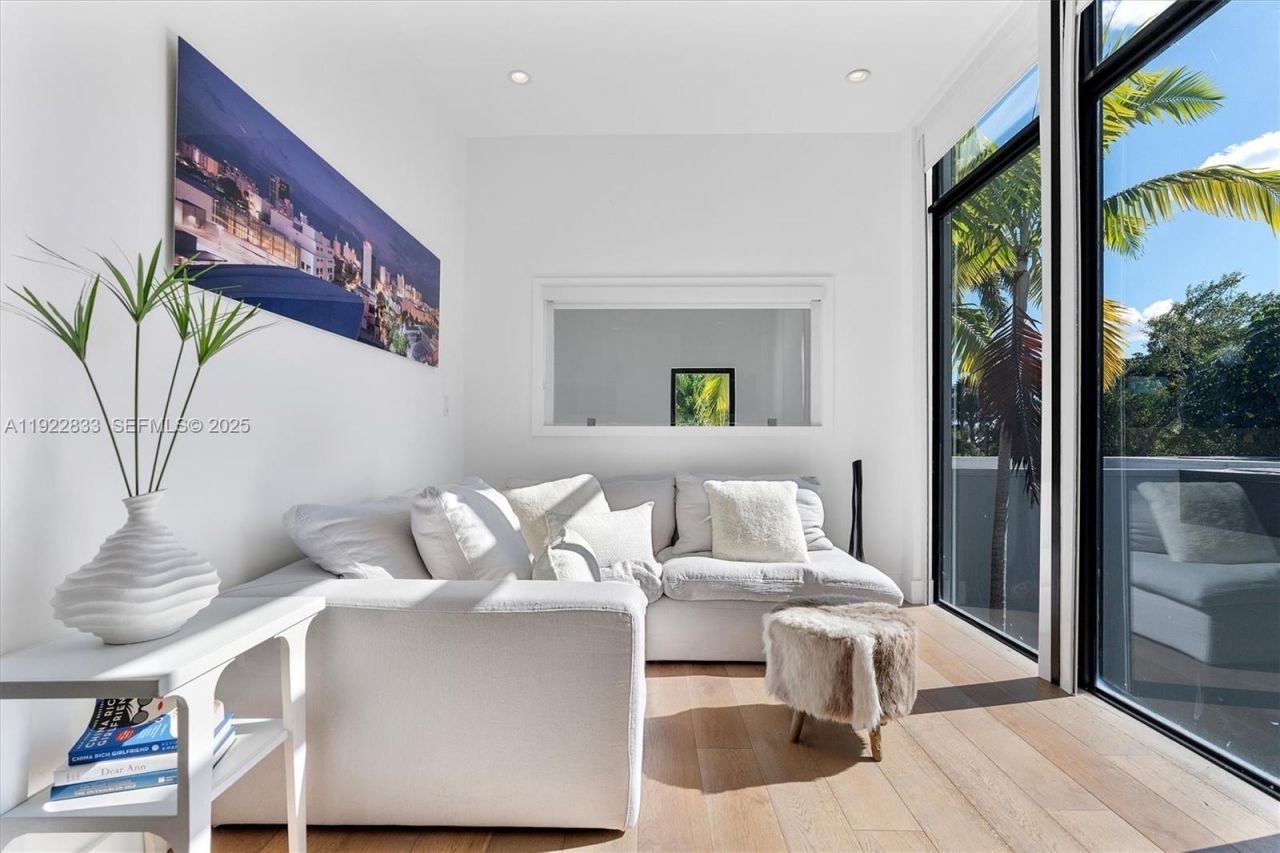 1009 NE 104th St, Miami Shores, FL 33138 Photo