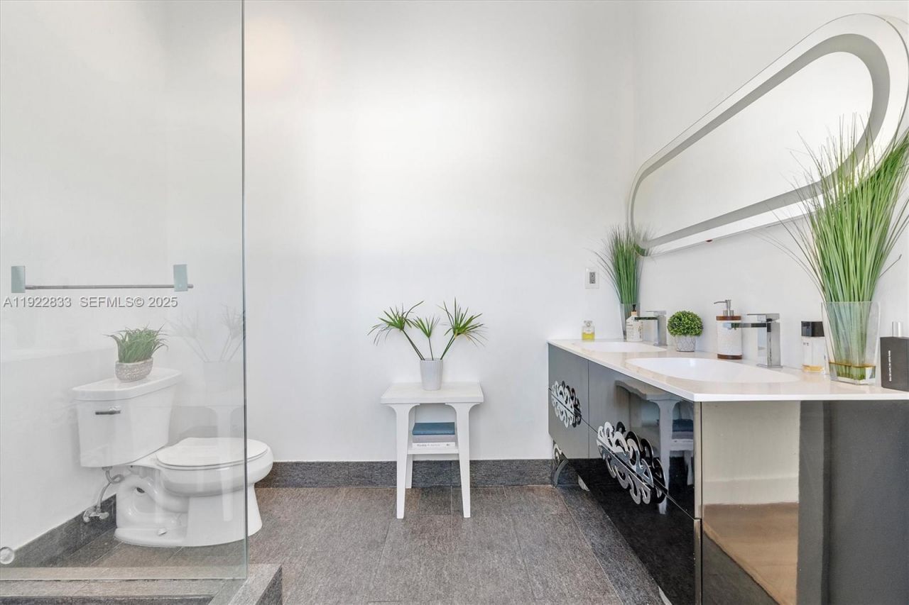 1009 NE 104th St, Miami Shores, FL 33138 Photo