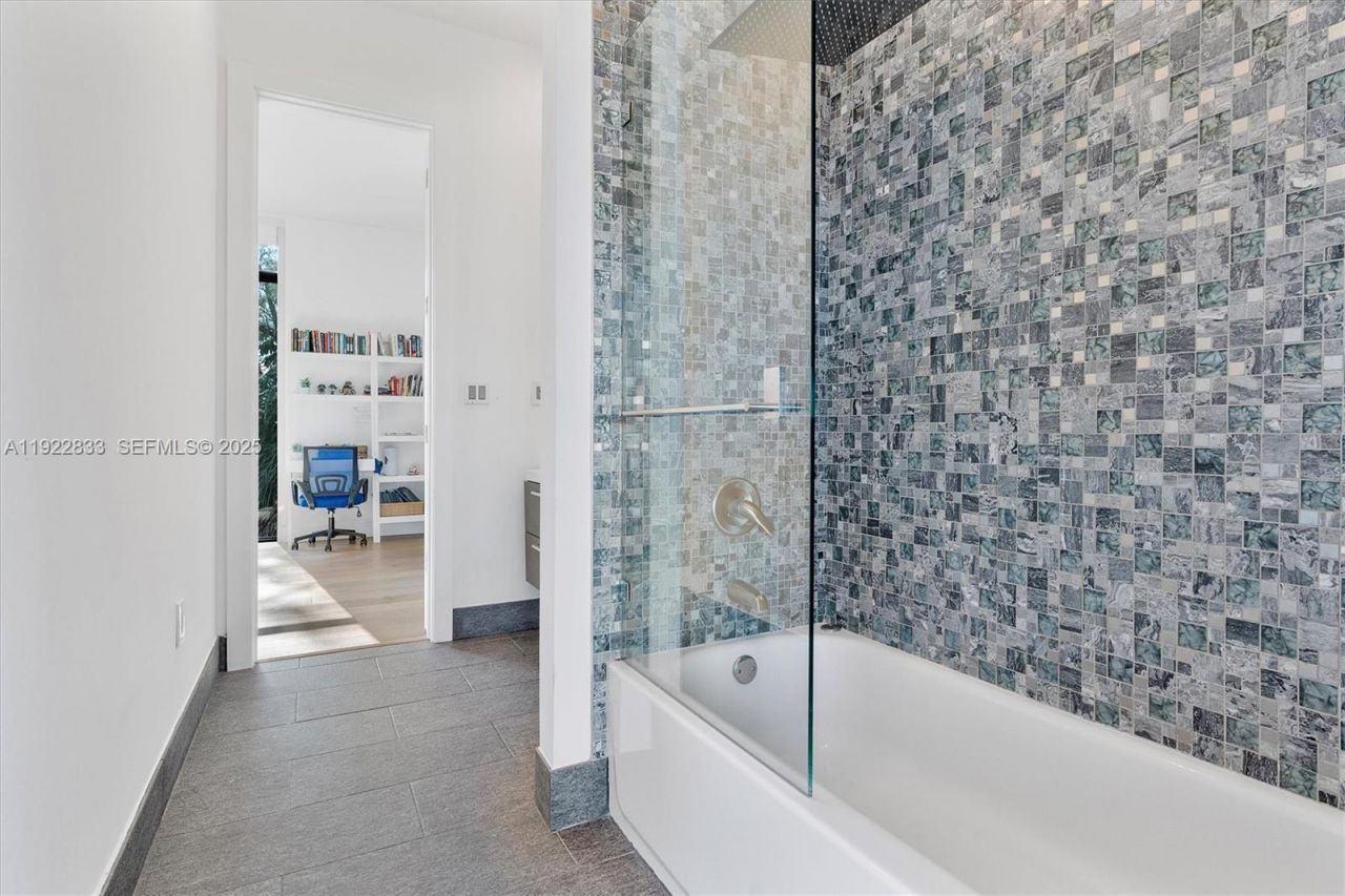 1009 NE 104th St, Miami Shores, FL 33138 Photo