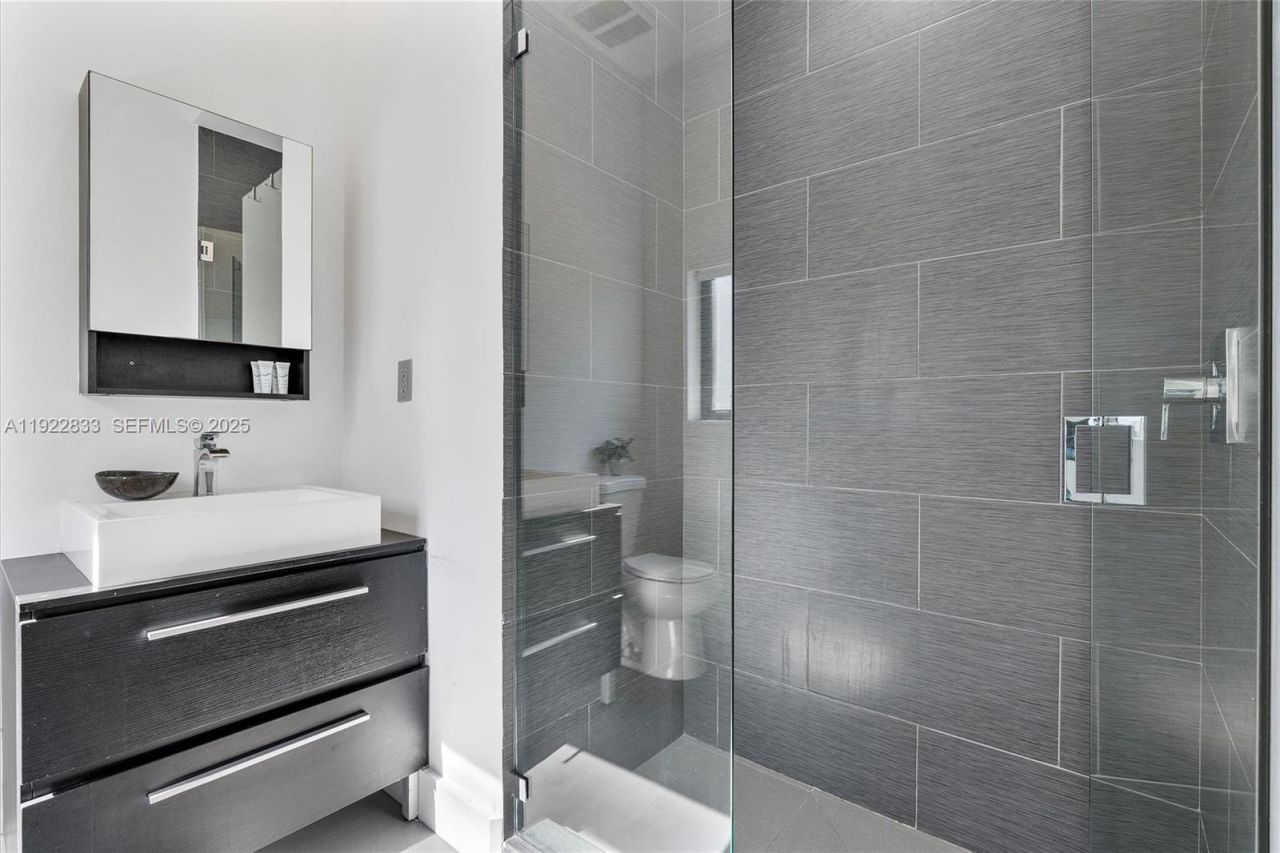 1009 NE 104th St, Miami Shores, FL 33138 Photo