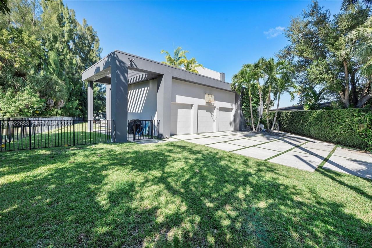 1009 NE 104th St, Miami Shores, FL 33138 Photo