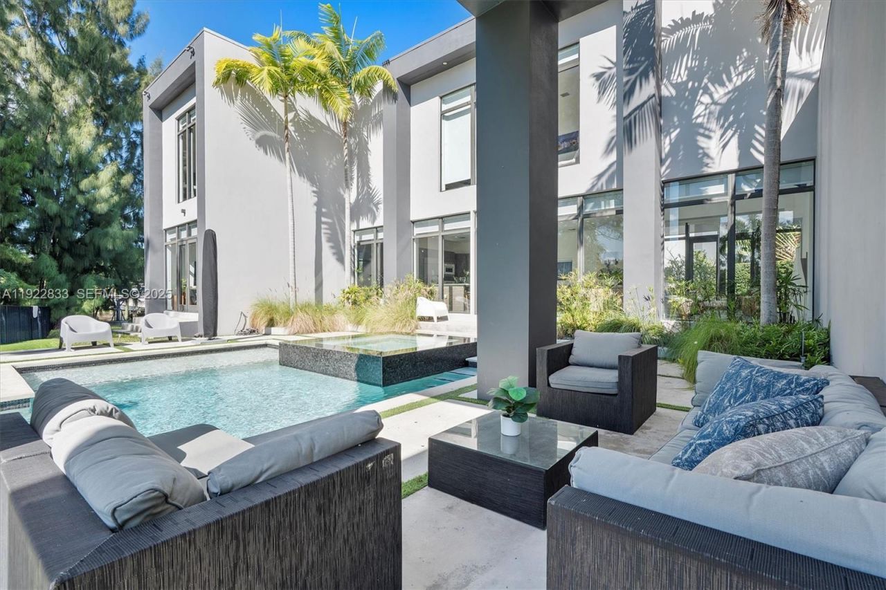 1009 NE 104th St, Miami Shores, FL 33138 Photo