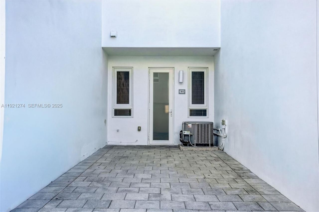 6310 NW 103rd Pl, Unit 104, Doral, FL 33178 Photo