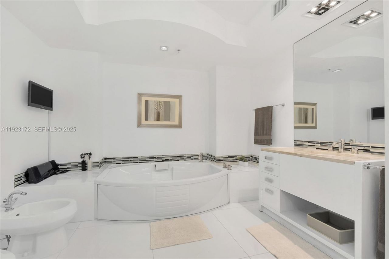 18201 Collins Ave, Unit 1002, Sunny Isles Beach, FL 33160 Photo