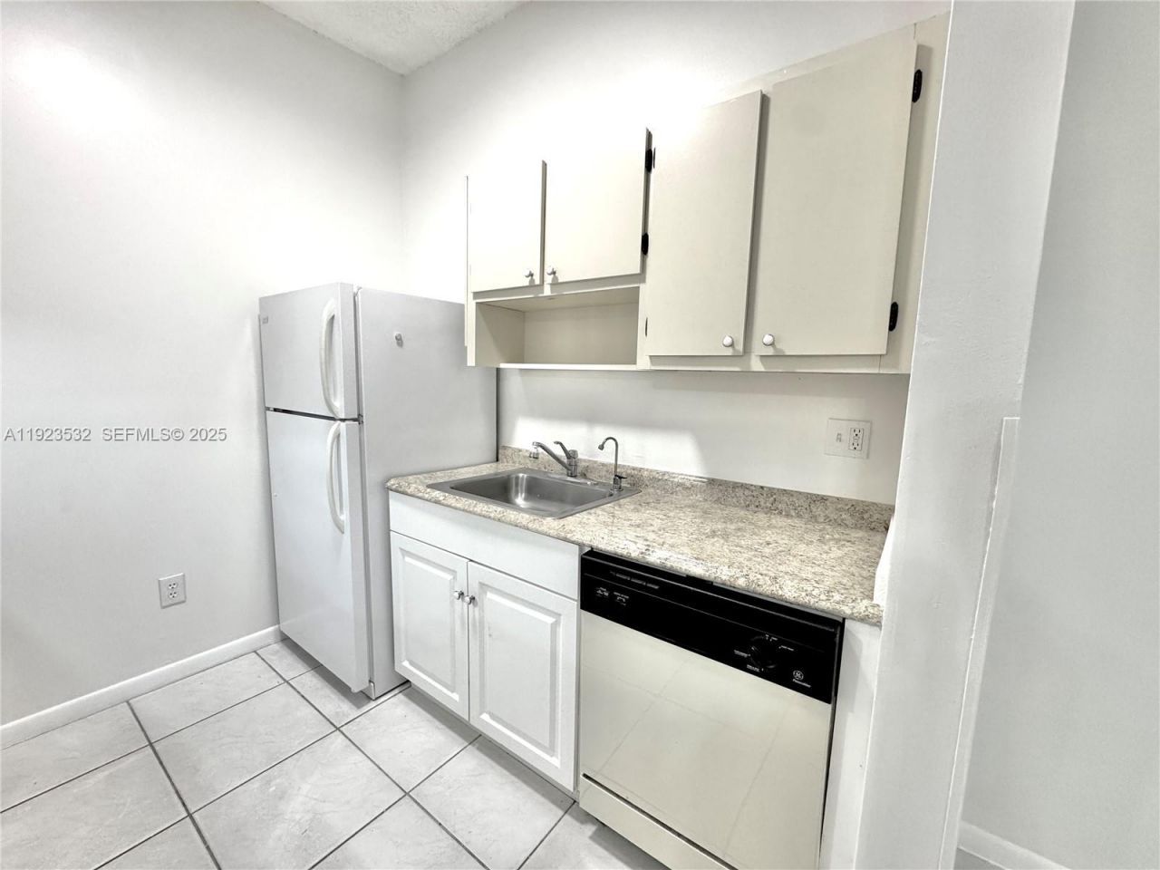 9411 S Belfort Cir, Unit 208, Tamarac, FL 33321 Photo