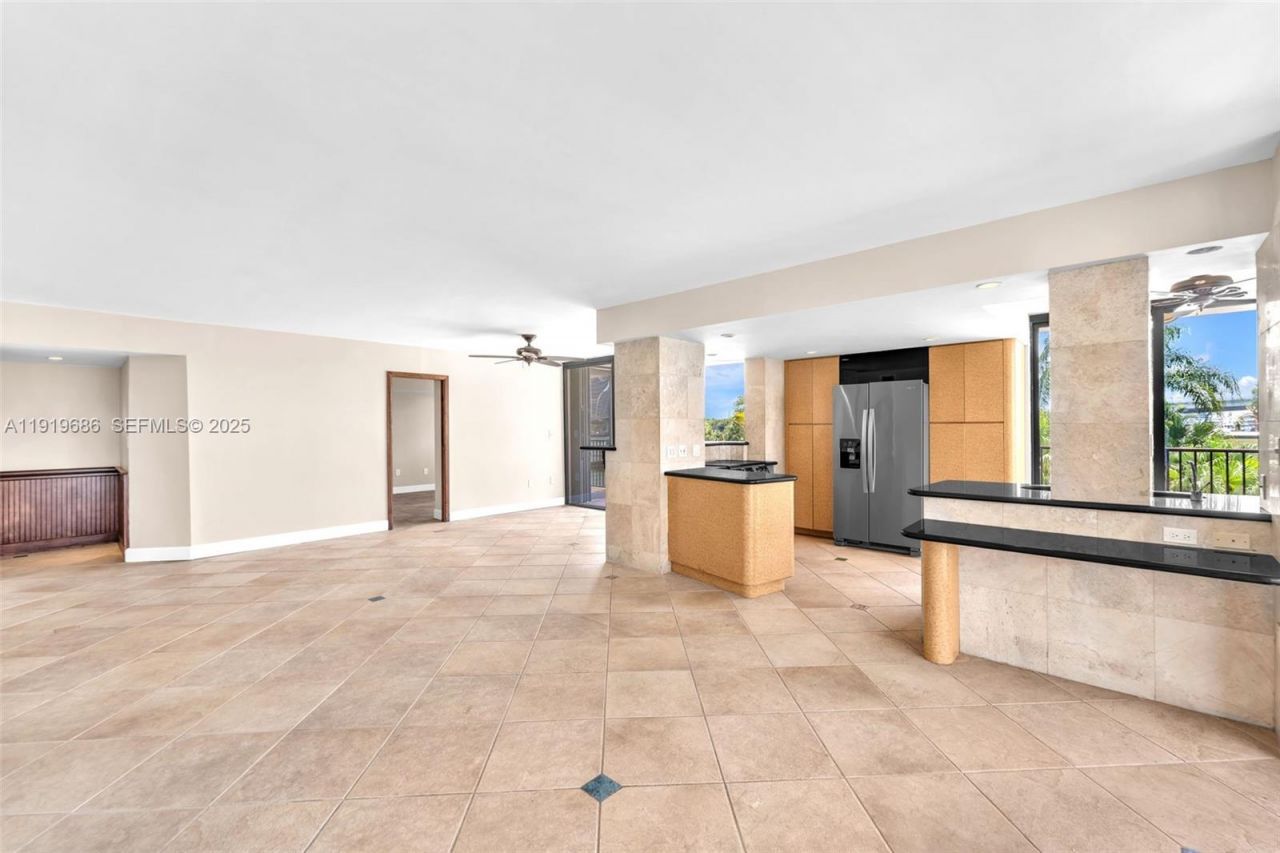 801 N Venetian Dr, Unit 208, Miami Beach, FL 33139 Photo