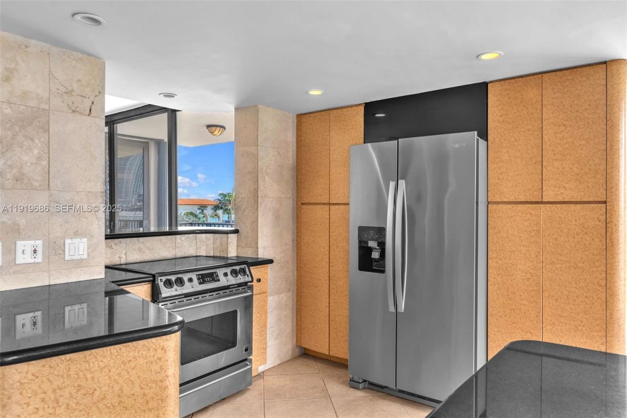 801 N Venetian Dr, Unit 208, Miami Beach, FL 33139 Photo