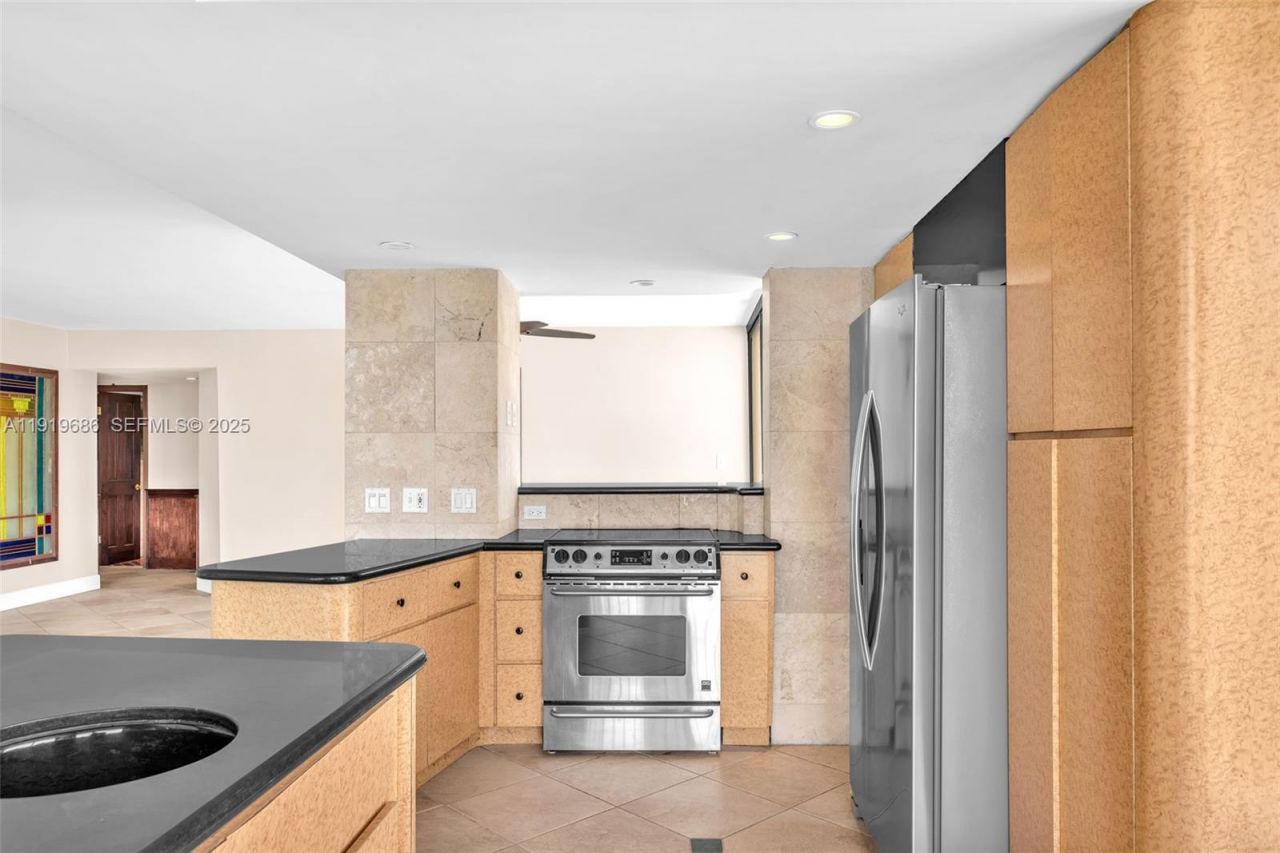 801 N Venetian Dr, Unit 208, Miami Beach, FL 33139 Photo