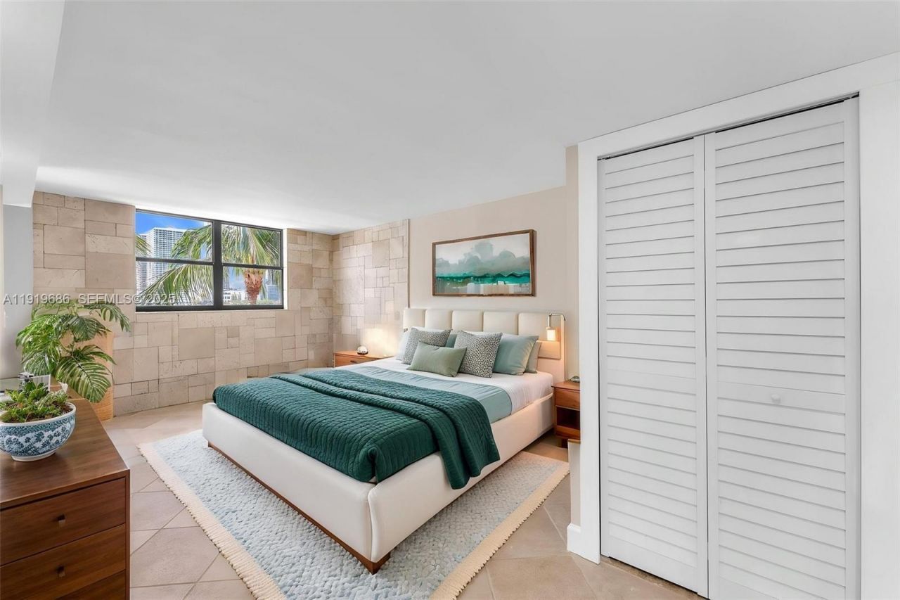 801 N Venetian Dr, Unit 208, Miami Beach, FL 33139 Photo