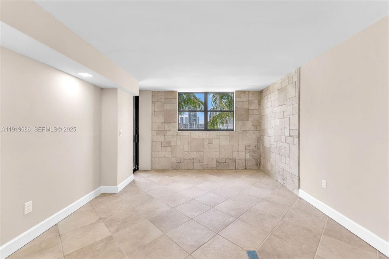 801 N Venetian Dr, Unit 208, Miami Beach, FL 33139 Photo