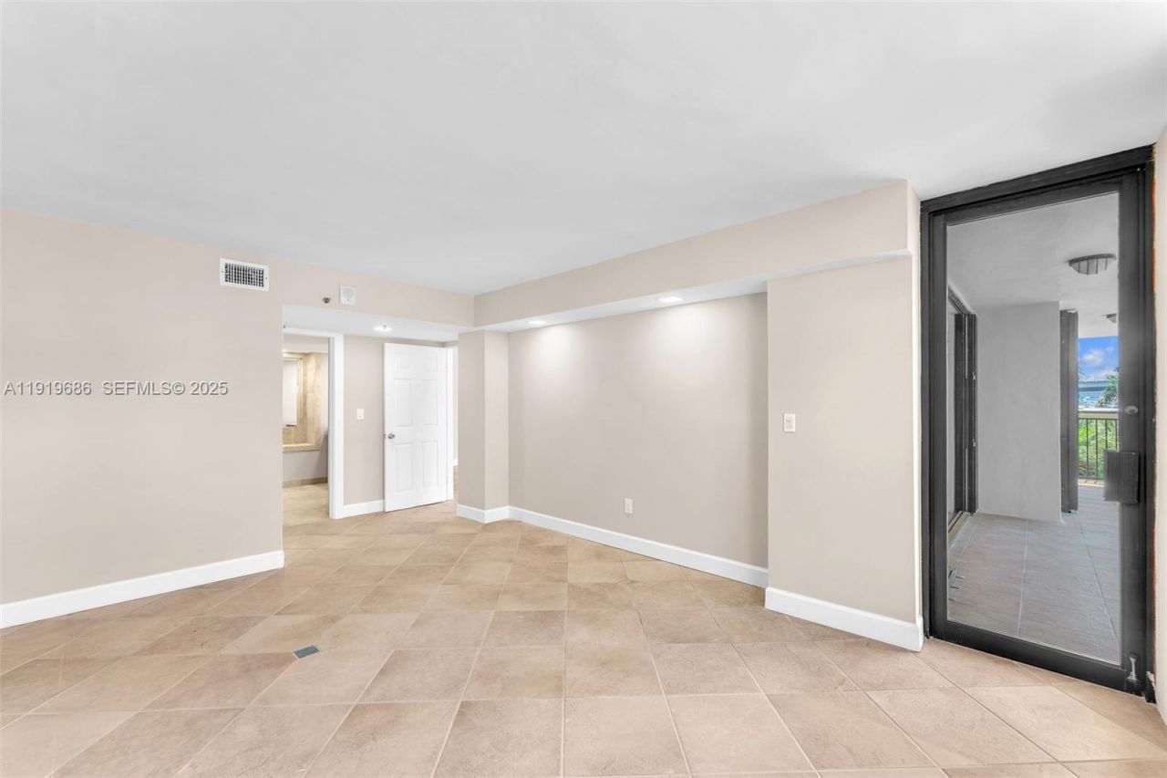 801 N Venetian Dr, Unit 208, Miami Beach, FL 33139 Photo