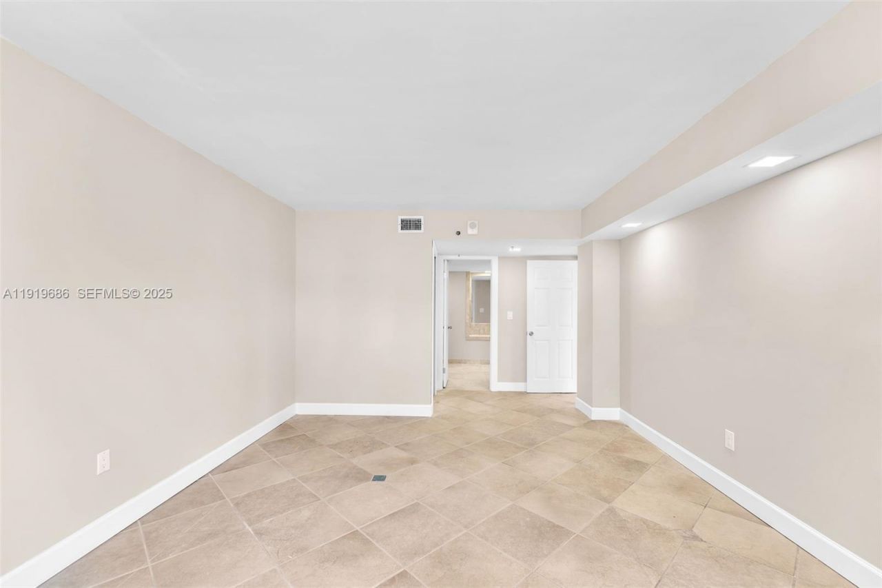 801 N Venetian Dr, Unit 208, Miami Beach, FL 33139 Photo