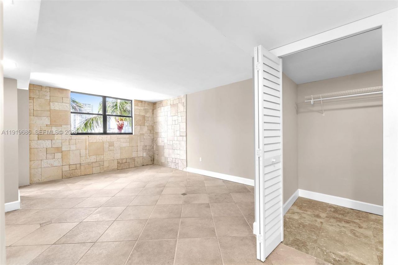 801 N Venetian Dr, Unit 208, Miami Beach, FL 33139 Photo