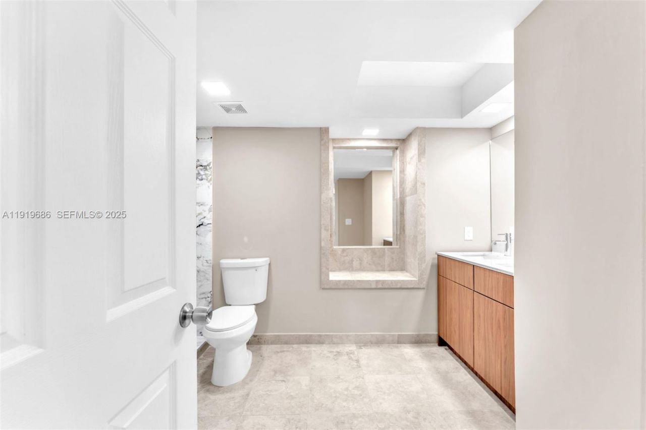 801 N Venetian Dr, Unit 208, Miami Beach, FL 33139 Photo