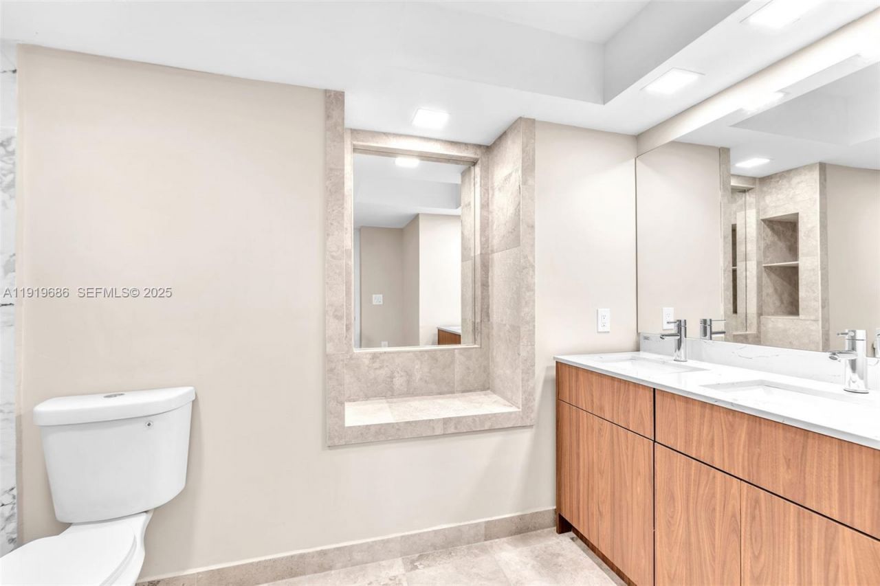 801 N Venetian Dr, Unit 208, Miami Beach, FL 33139 Photo