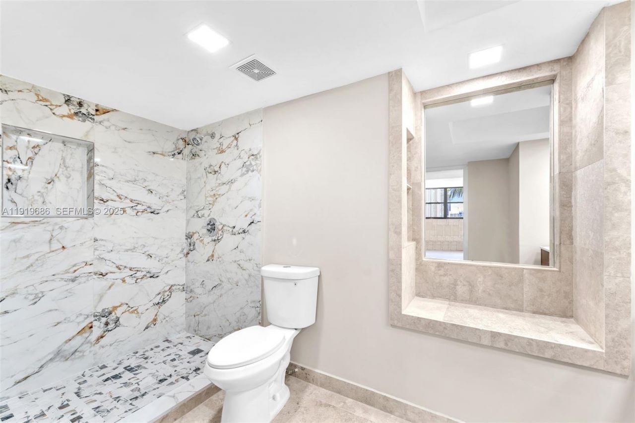 801 N Venetian Dr, Unit 208, Miami Beach, FL 33139 Photo