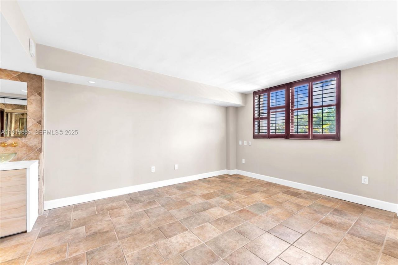 801 N Venetian Dr, Unit 208, Miami Beach, FL 33139 Photo