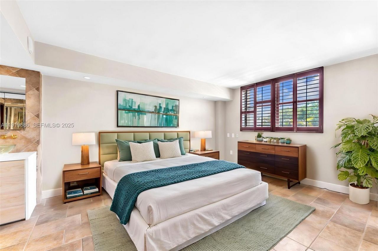 801 N Venetian Dr, Unit 208, Miami Beach, FL 33139 Photo