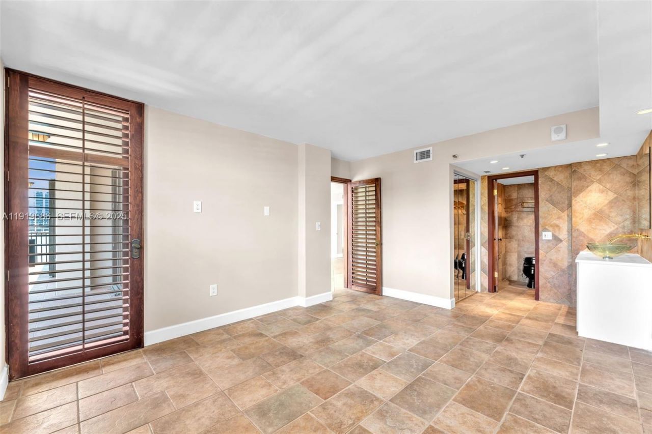 801 N Venetian Dr, Unit 208, Miami Beach, FL 33139 Photo