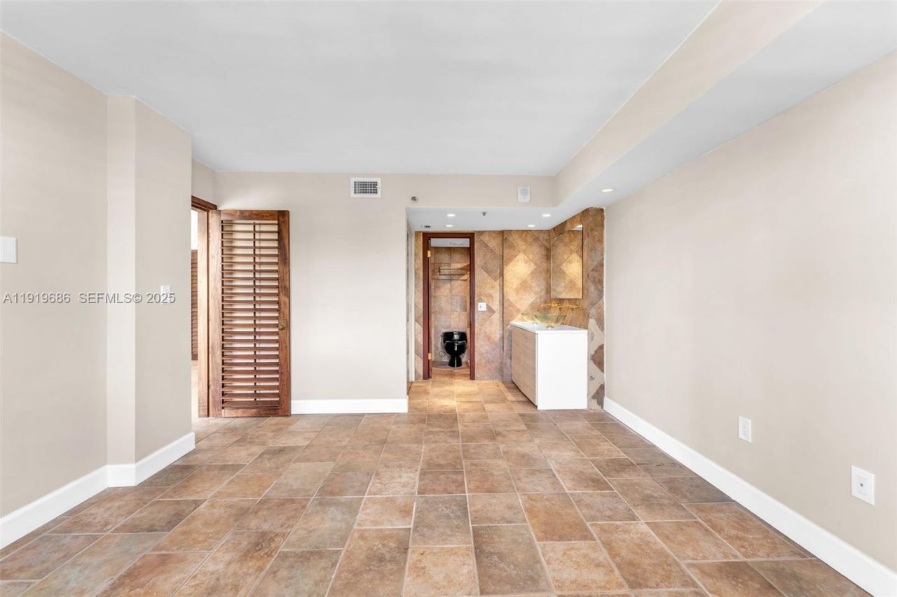 801 N Venetian Dr, Unit 208, Miami Beach, FL 33139 Photo